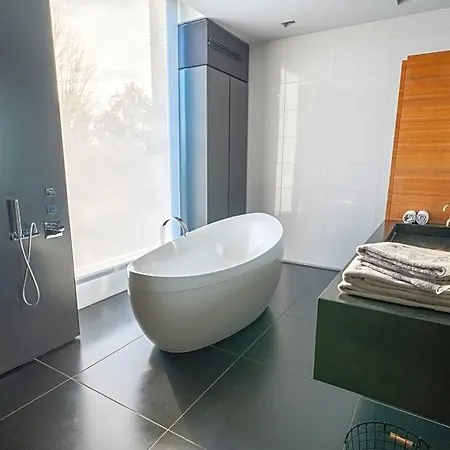 Bed & Wellness Boxtel, Luxe Met Airco En Eigen Badkamer, Ligbad Отель типа 