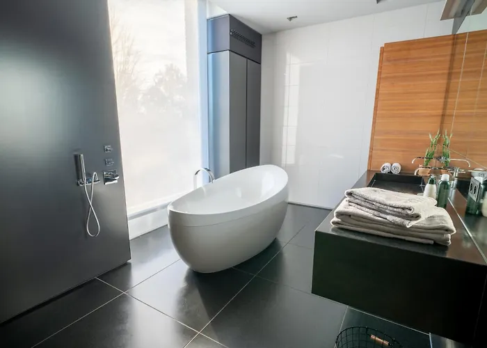 Couette-café Bed & Wellness Boxtel, Luxe Met Airco En Eigen Badkamer, Ligbad